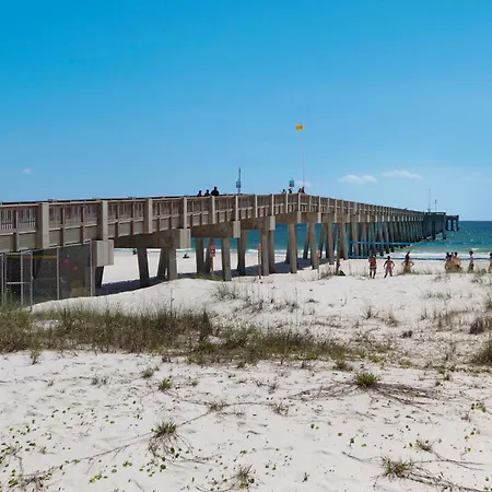 Short Walk To The Beach! Community Pool! Sleeps 6!